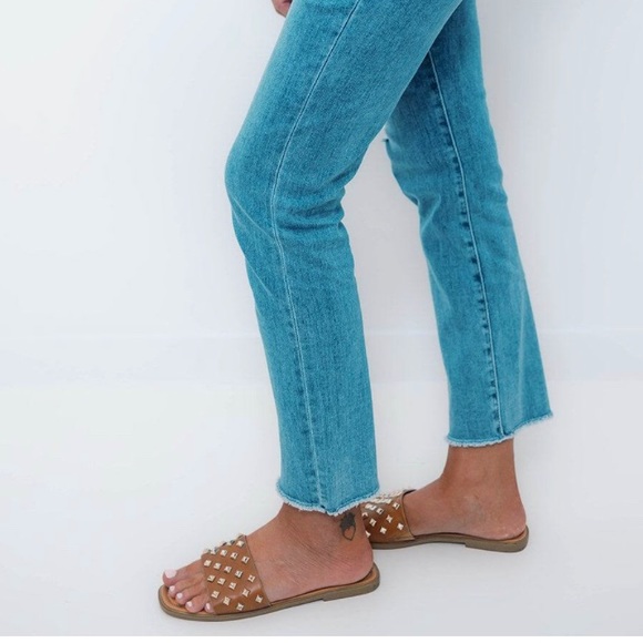 NEW Tan Studded Slide Flat Sandals Size 6 - Picture 2 of 5